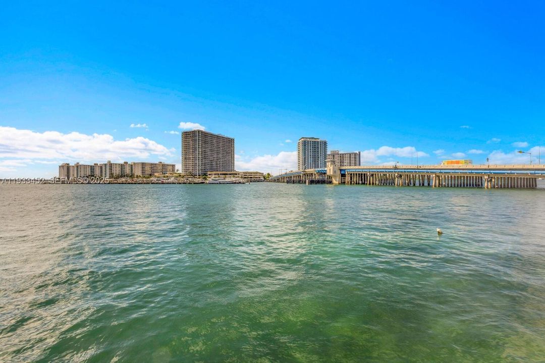 En Venta: $349,000 (2 camas, 2 baños, 1100 Pies cuadrados)