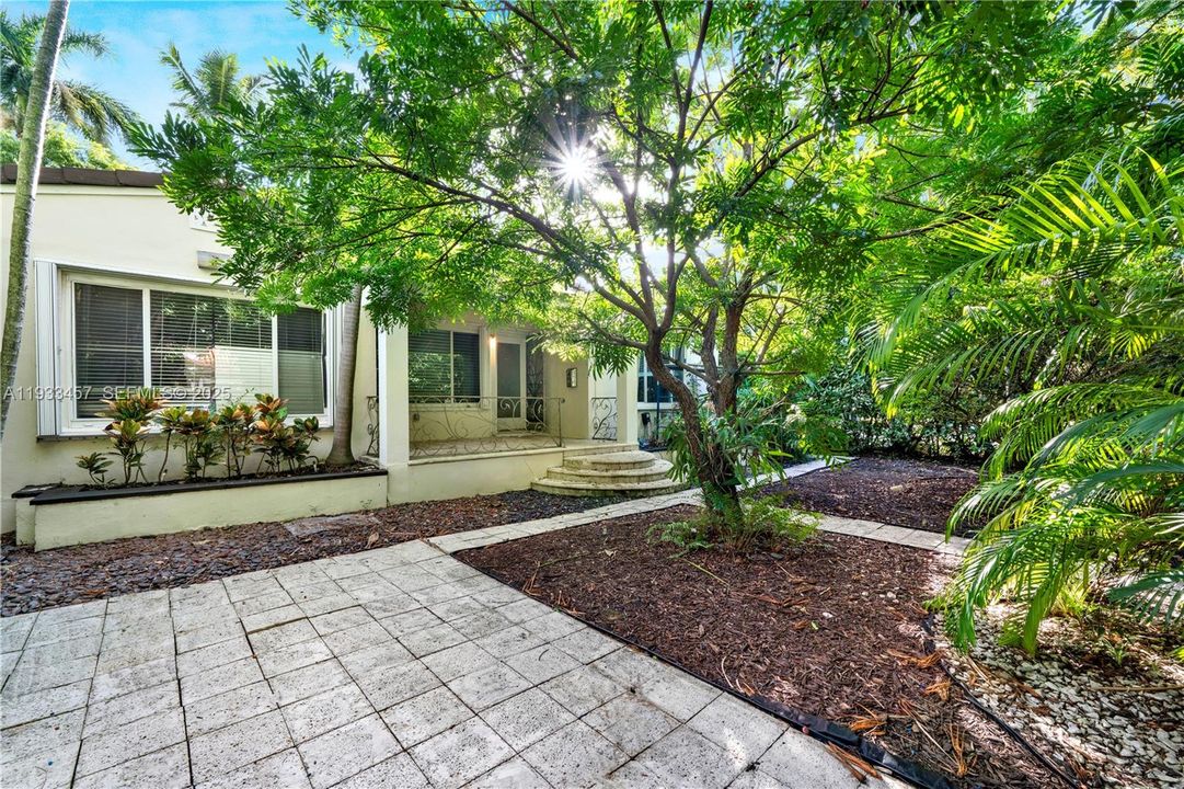 Active With Contract: $1,700,000 (3 beds, 3 baths, 1618 Square Feet)