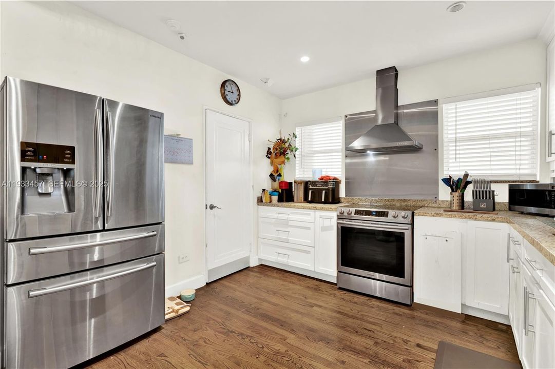 Active With Contract: $1,700,000 (3 beds, 3 baths, 1618 Square Feet)