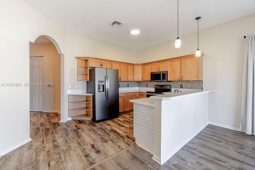 For Rent: $2,200 (3 beds, 2 baths, 1517 Square Feet)