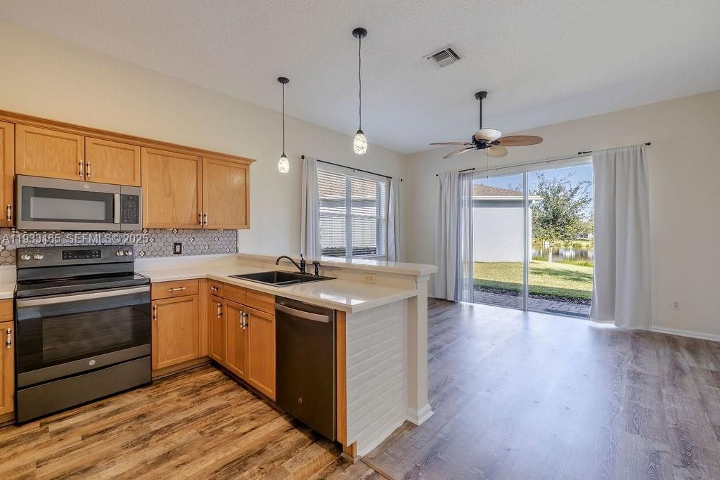 For Rent: $2,200 (3 beds, 2 baths, 1517 Square Feet)