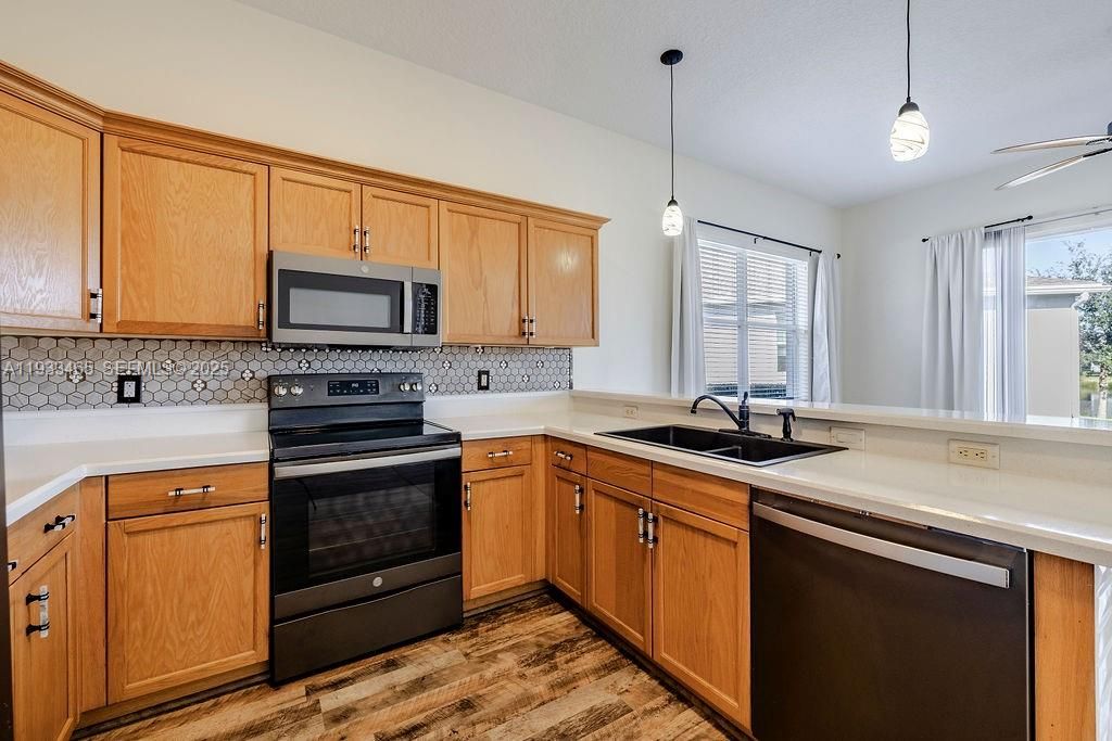 For Rent: $2,200 (3 beds, 2 baths, 1517 Square Feet)