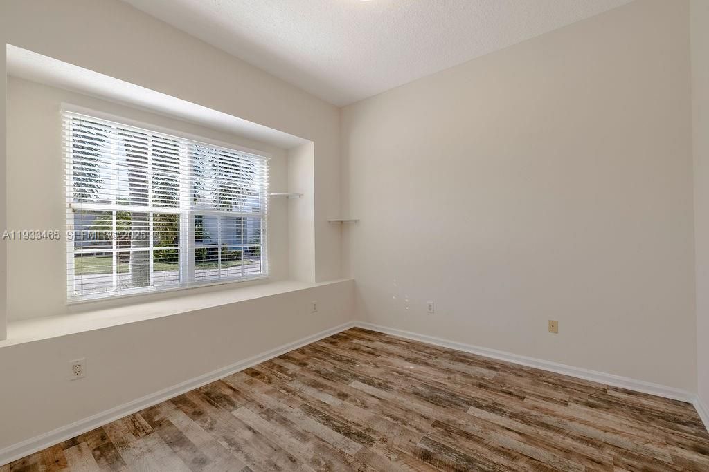 For Rent: $2,200 (3 beds, 2 baths, 1517 Square Feet)