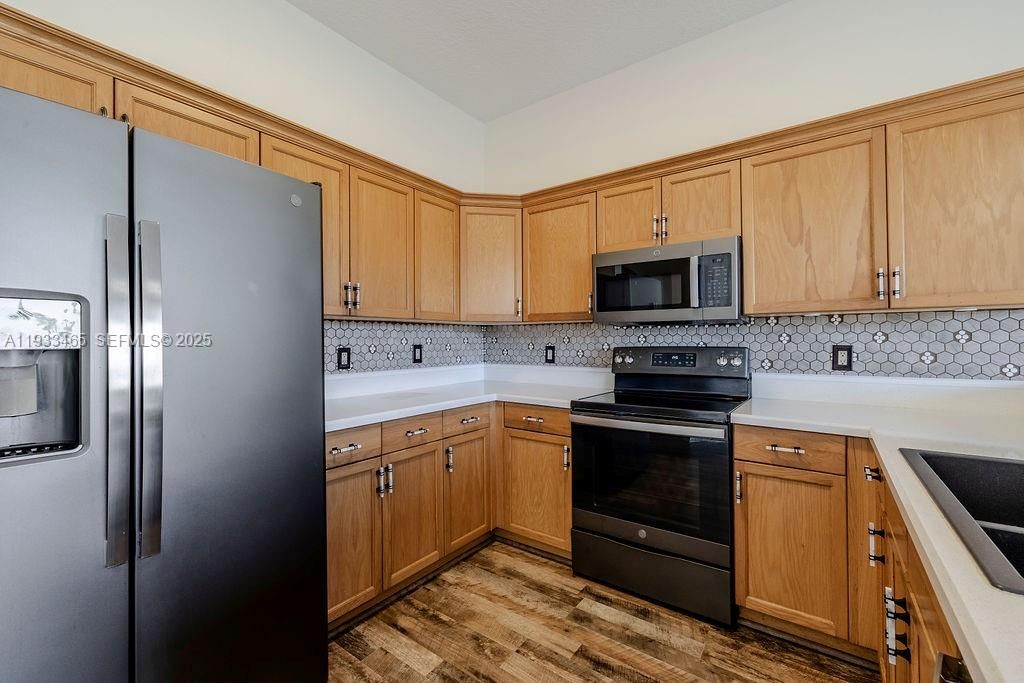 For Rent: $2,200 (3 beds, 2 baths, 1517 Square Feet)