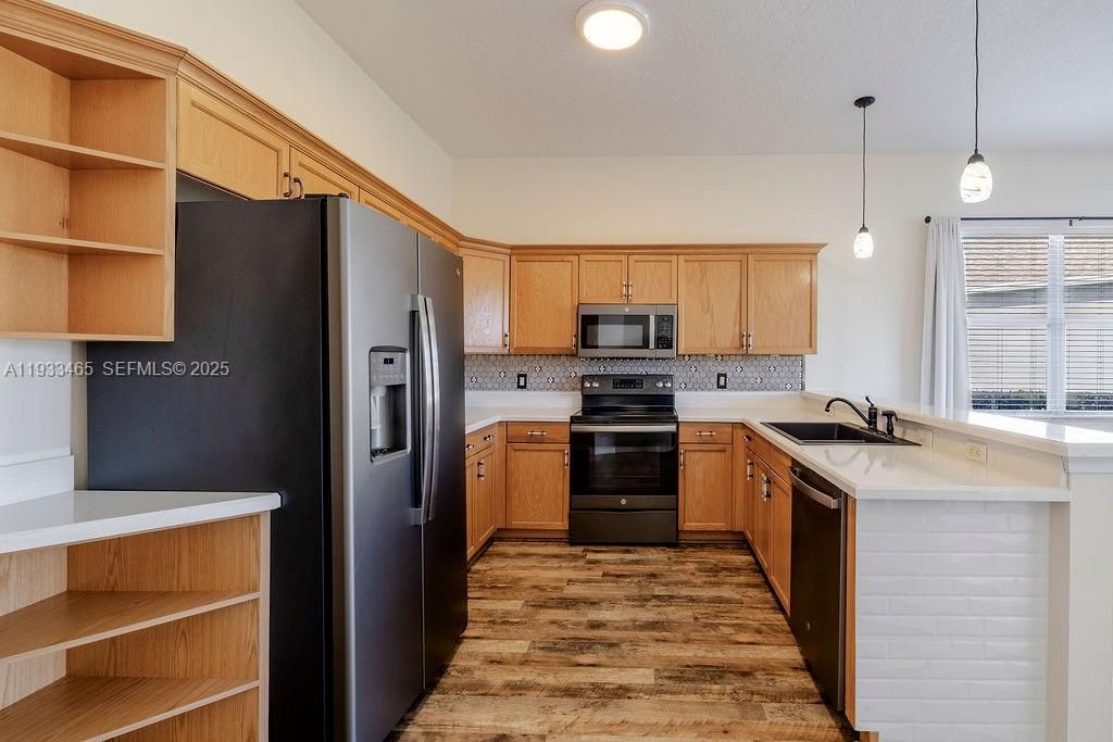 For Rent: $2,200 (3 beds, 2 baths, 1517 Square Feet)