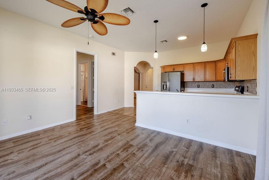 For Rent: $2,200 (3 beds, 2 baths, 1517 Square Feet)