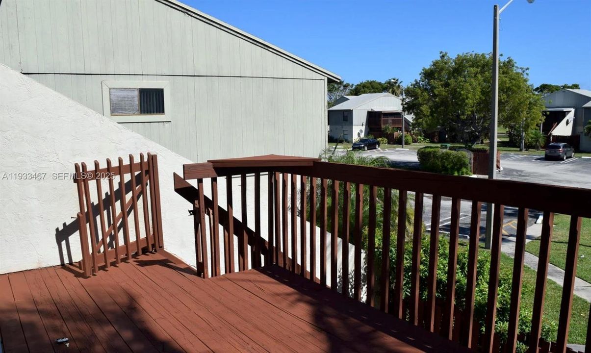 For Rent: $1,800 (2 beds, 1 baths, 864 Square Feet)