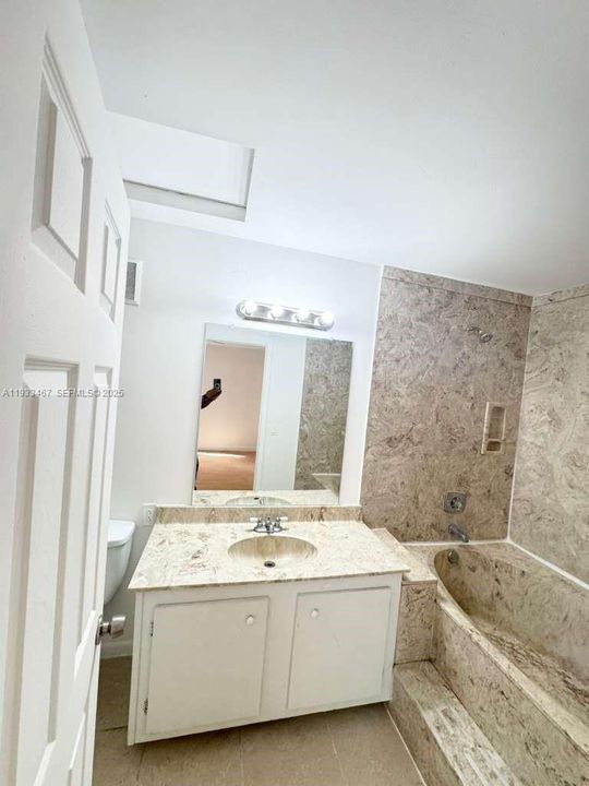 For Rent: $1,800 (2 beds, 1 baths, 864 Square Feet)