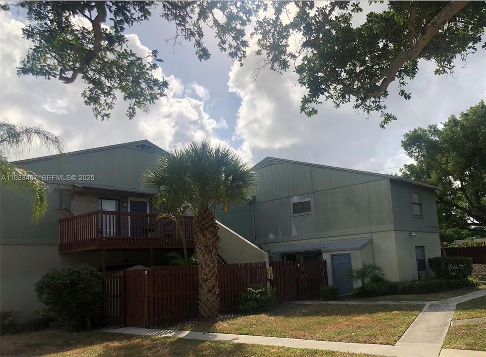 For Rent: $1,800 (2 beds, 1 baths, 864 Square Feet)