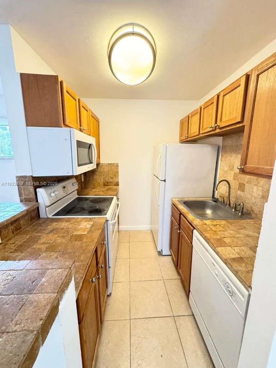 For Rent: $1,800 (2 beds, 1 baths, 864 Square Feet)