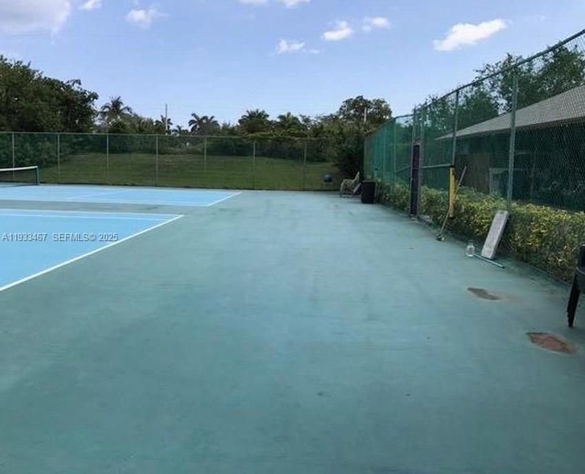 For Rent: $1,800 (2 beds, 1 baths, 864 Square Feet)