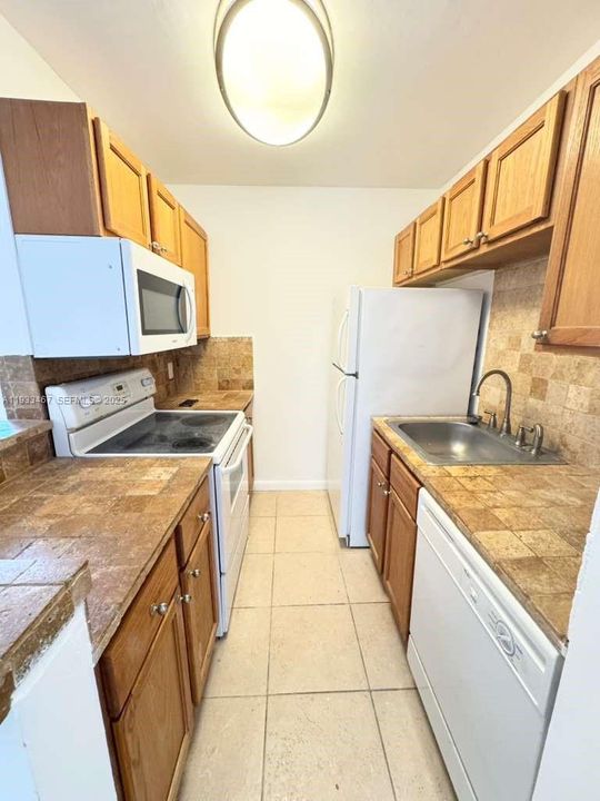 For Rent: $1,800 (2 beds, 1 baths, 864 Square Feet)