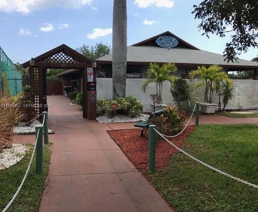 For Rent: $1,800 (2 beds, 1 baths, 864 Square Feet)