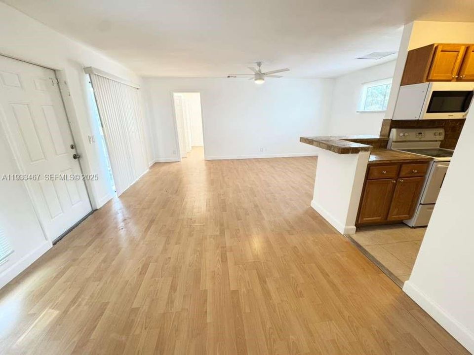 For Rent: $1,800 (2 beds, 1 baths, 864 Square Feet)