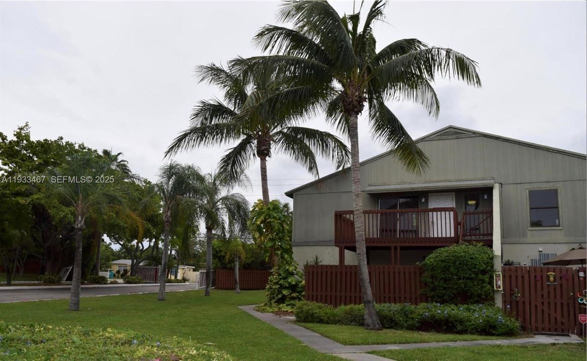 For Rent: $1,800 (2 beds, 1 baths, 864 Square Feet)