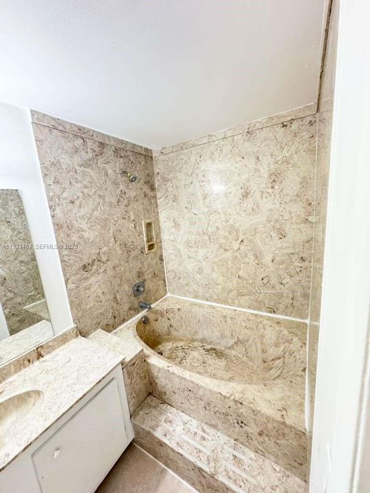 For Rent: $1,800 (2 beds, 1 baths, 864 Square Feet)