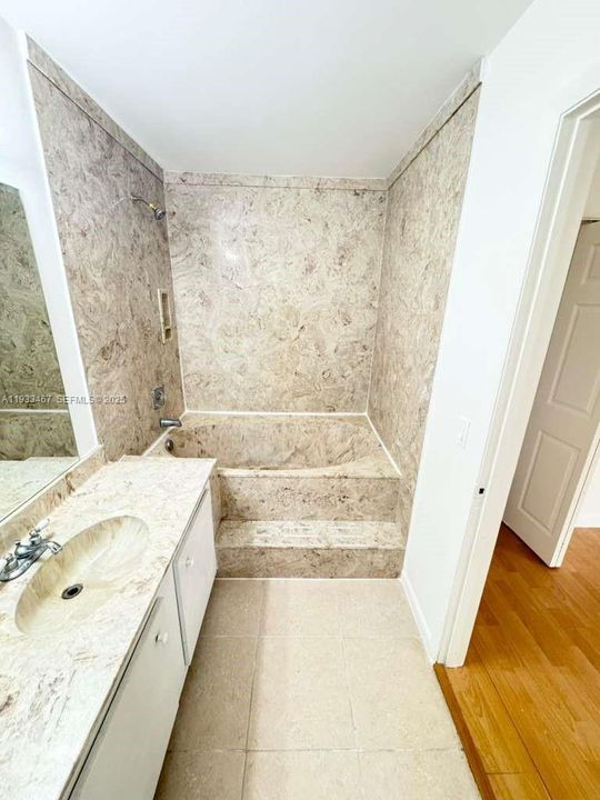 For Rent: $1,800 (2 beds, 1 baths, 864 Square Feet)