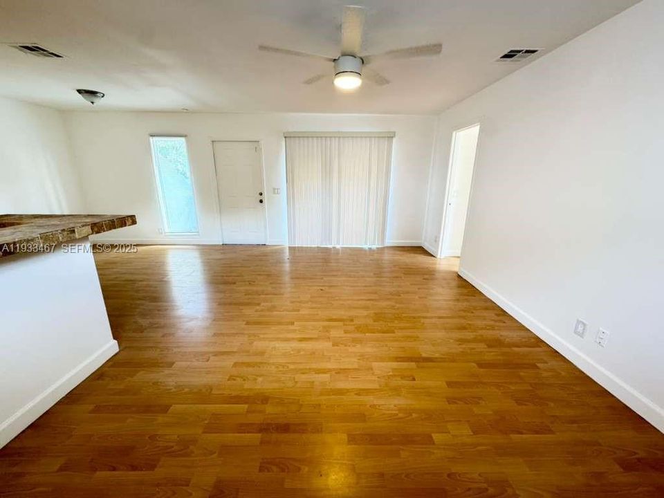For Rent: $1,800 (2 beds, 1 baths, 864 Square Feet)