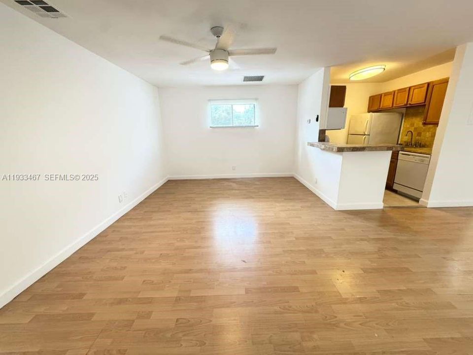 For Rent: $1,800 (2 beds, 1 baths, 864 Square Feet)