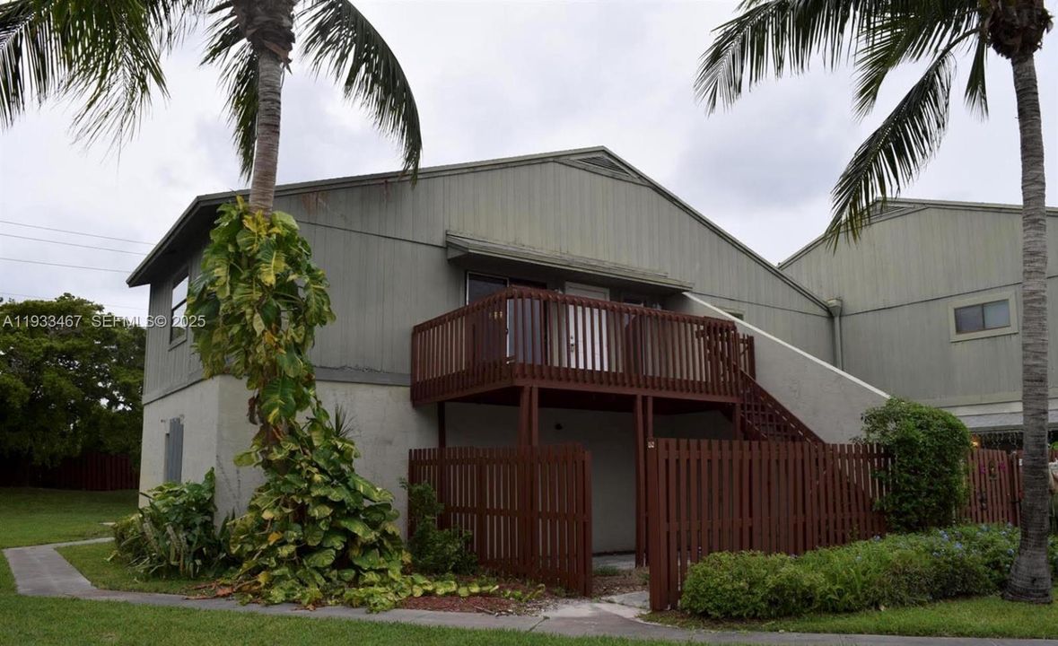 For Rent: $1,800 (2 beds, 1 baths, 864 Square Feet)