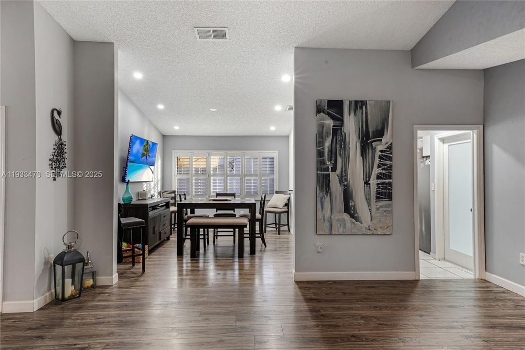 En Venta: $700,000 (3 camas, 2 baños, 1868 Pies cuadrados)