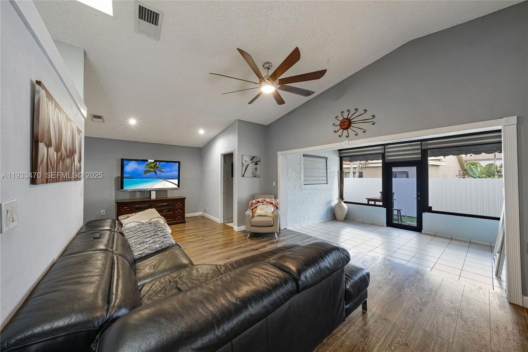 En Venta: $700,000 (3 camas, 2 baños, 1868 Pies cuadrados)