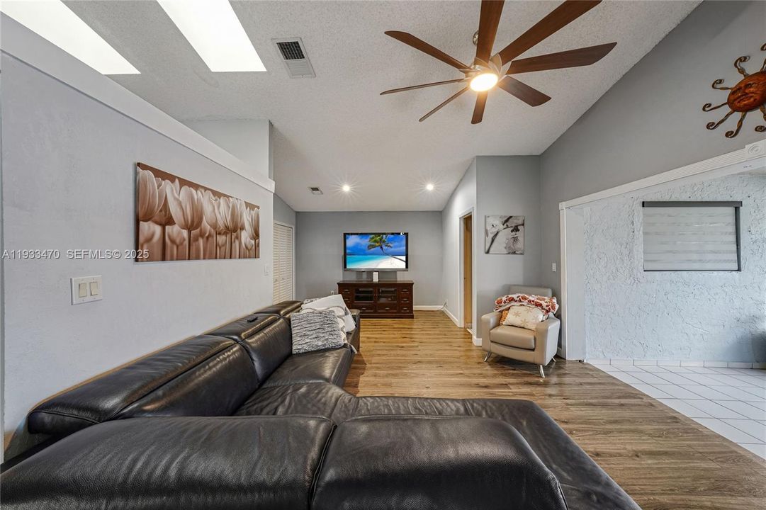 En Venta: $700,000 (3 camas, 2 baños, 1868 Pies cuadrados)