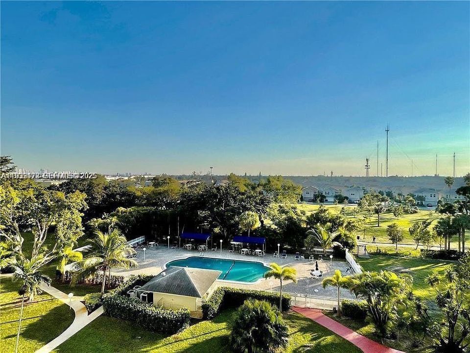 For Sale: $205,000 (2 beds, 2 baths, 1132 Square Feet)