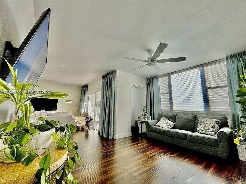 For Sale: $205,000 (2 beds, 2 baths, 1132 Square Feet)