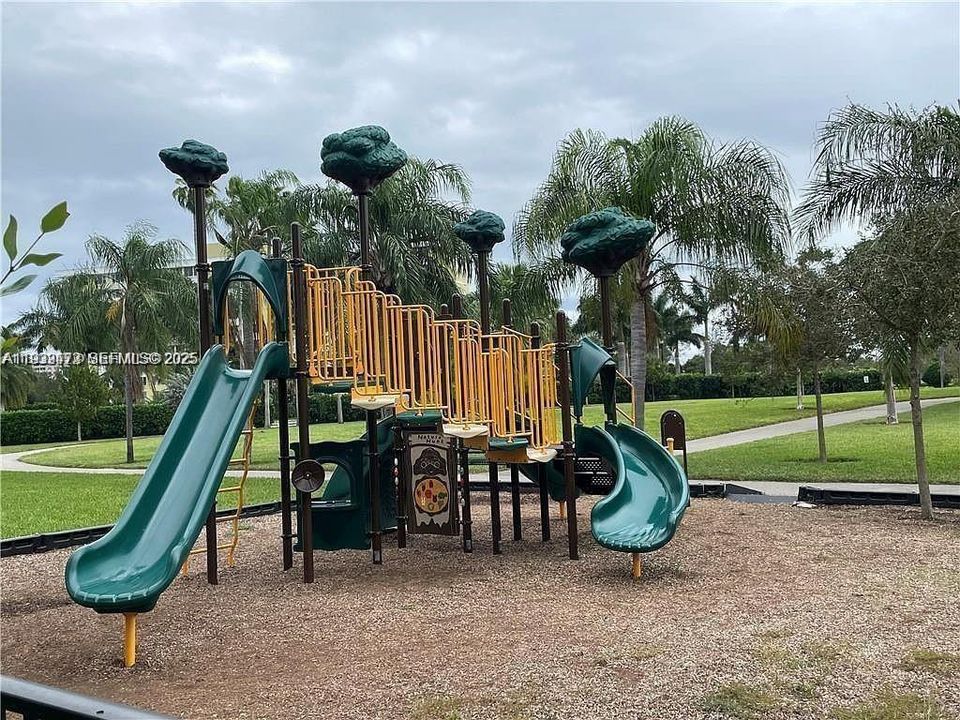 For Sale: $205,000 (2 beds, 2 baths, 1132 Square Feet)