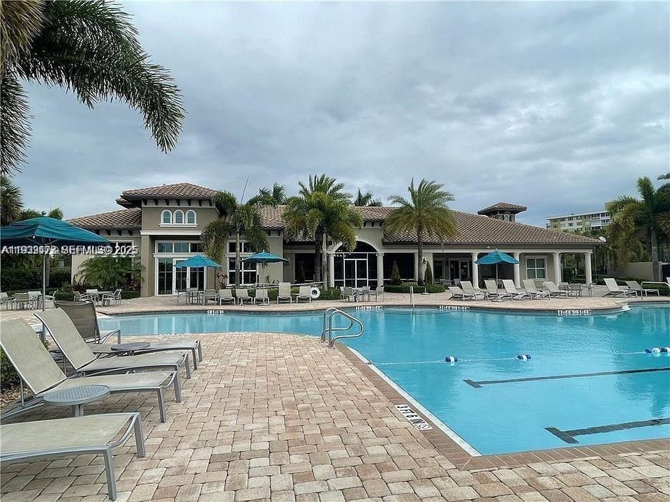 For Sale: $205,000 (2 beds, 2 baths, 1132 Square Feet)