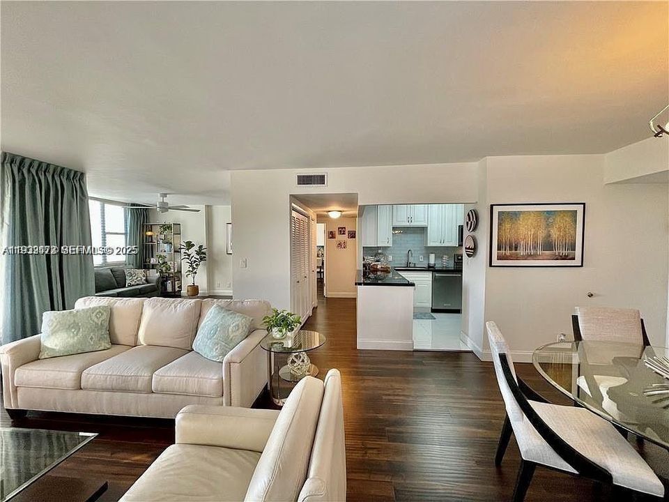 For Sale: $205,000 (2 beds, 2 baths, 1132 Square Feet)