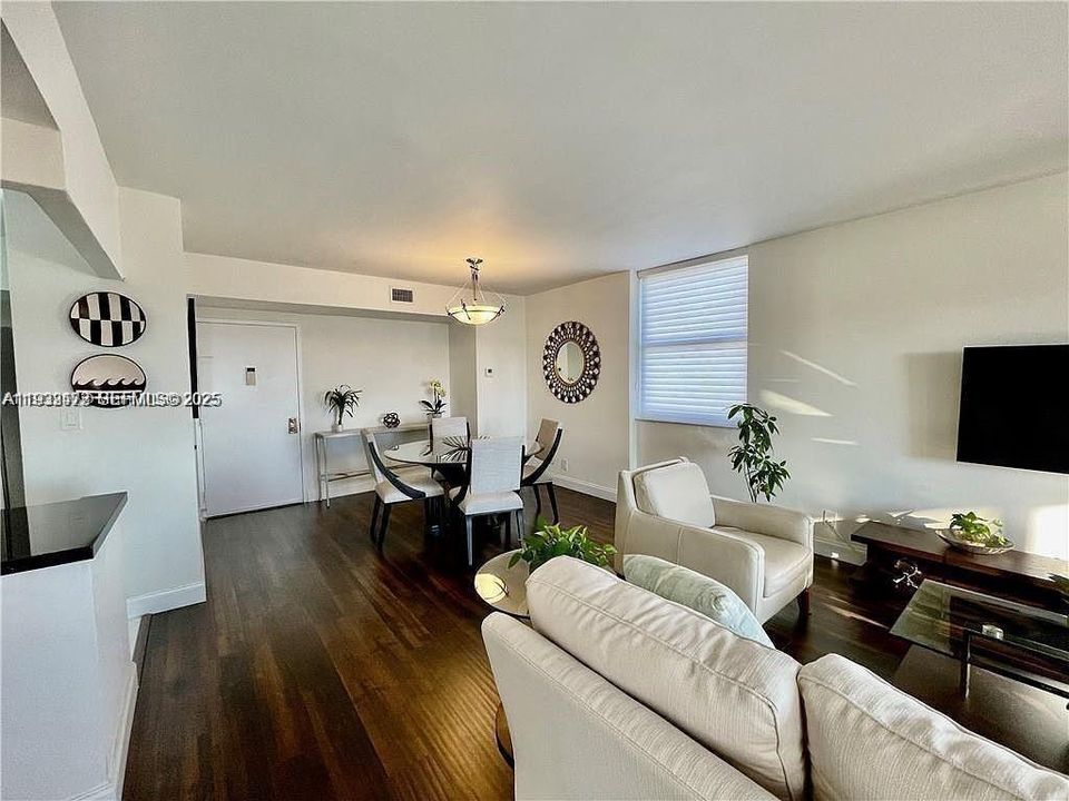 For Sale: $205,000 (2 beds, 2 baths, 1132 Square Feet)