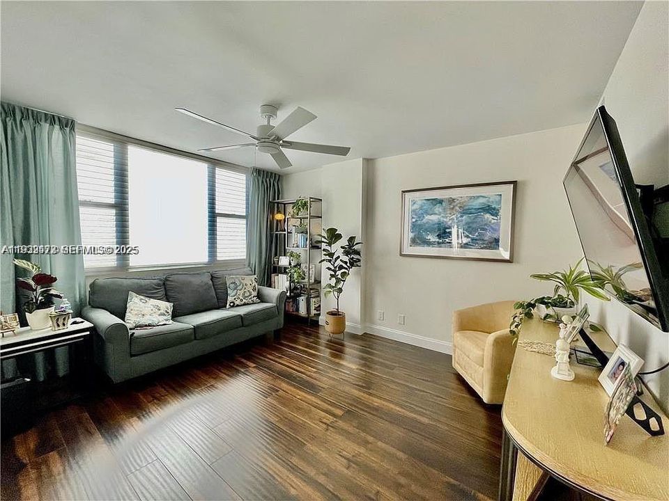 For Sale: $205,000 (2 beds, 2 baths, 1132 Square Feet)