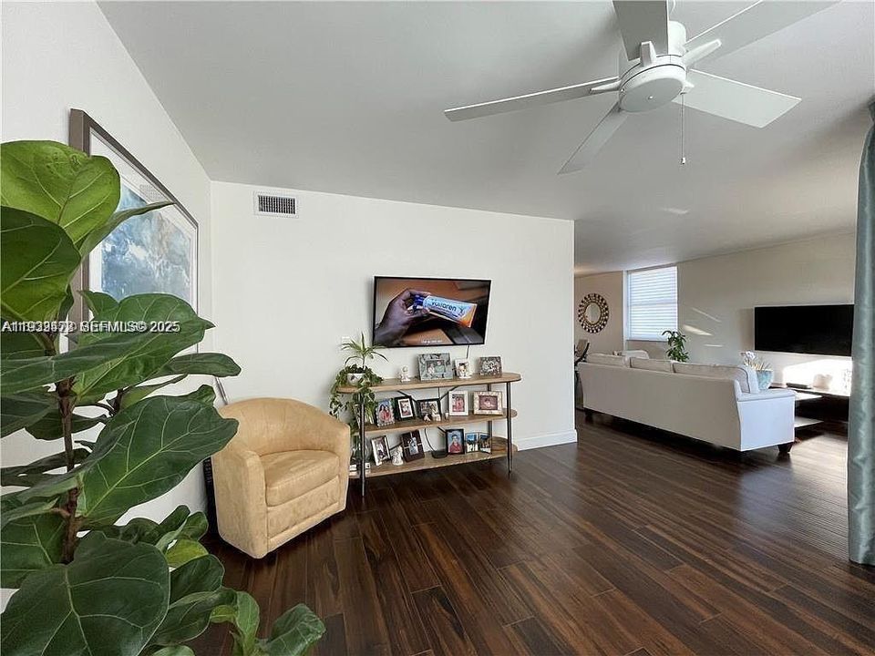 For Sale: $205,000 (2 beds, 2 baths, 1132 Square Feet)