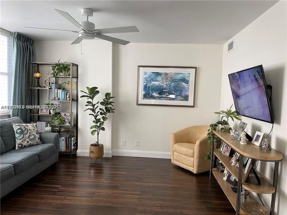 For Sale: $205,000 (2 beds, 2 baths, 1132 Square Feet)