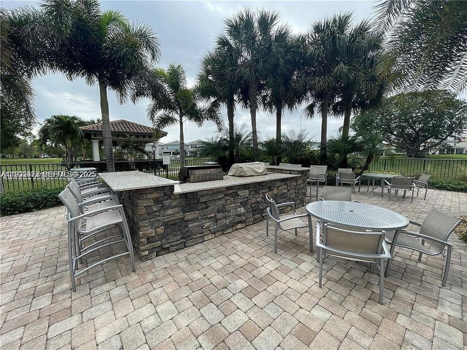 For Sale: $205,000 (2 beds, 2 baths, 1132 Square Feet)