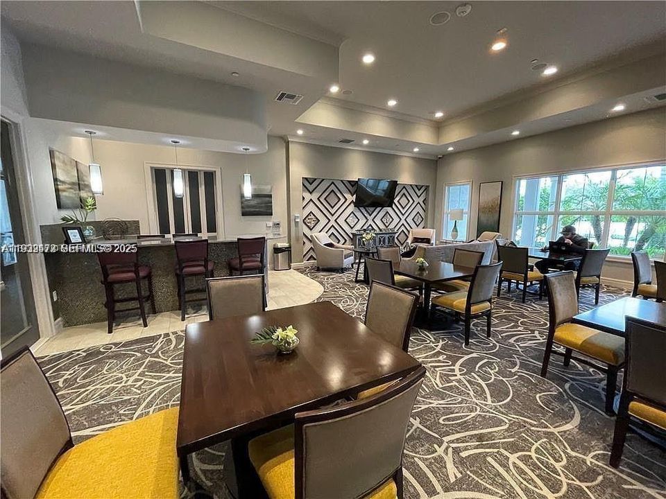 For Sale: $205,000 (2 beds, 2 baths, 1132 Square Feet)