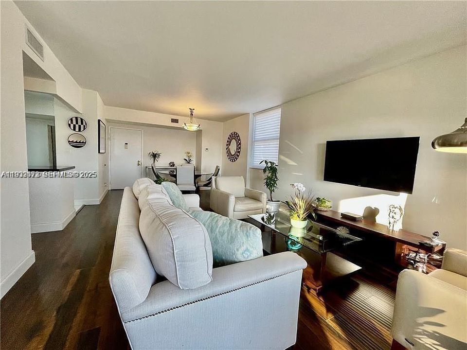 For Sale: $205,000 (2 beds, 2 baths, 1132 Square Feet)