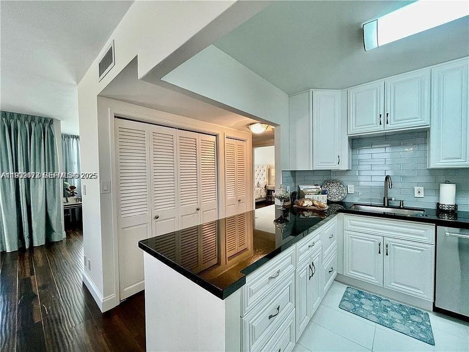 For Sale: $205,000 (2 beds, 2 baths, 1132 Square Feet)