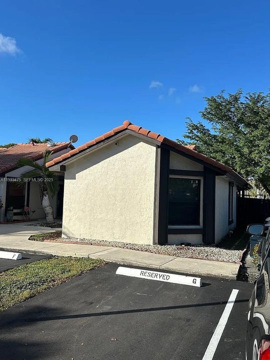 For Rent: $2,700 (2 beds, 2 baths, 885 Square Feet)