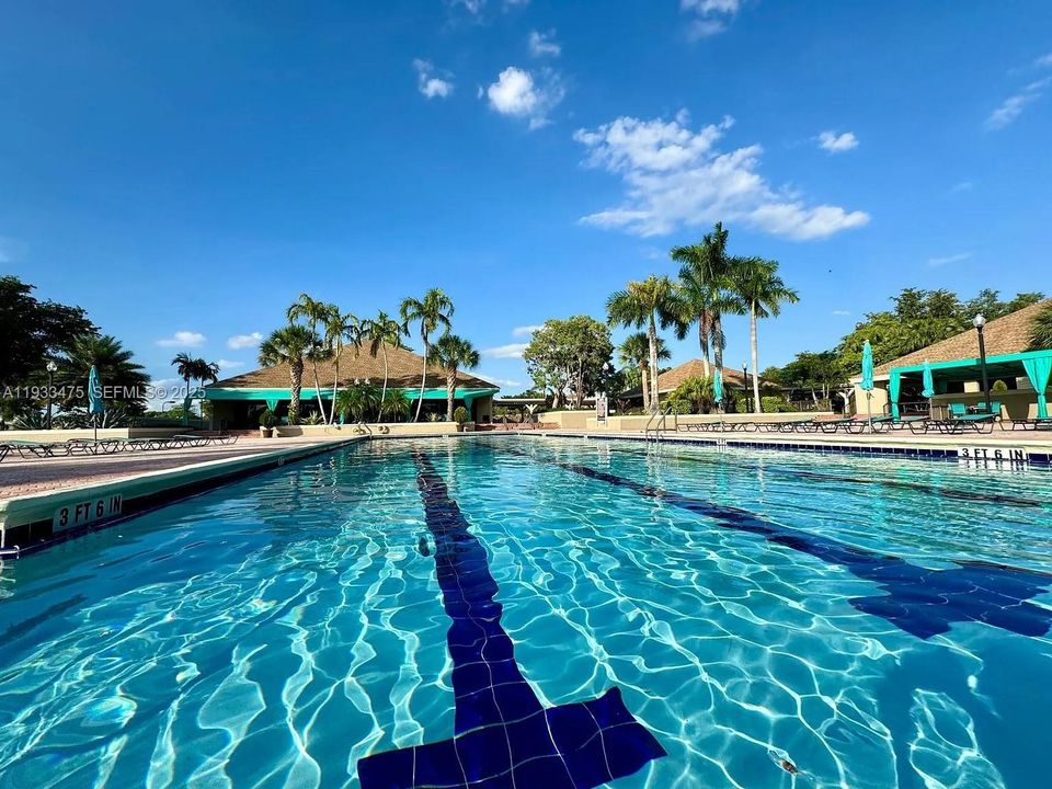 For Rent: $2,700 (2 beds, 2 baths, 885 Square Feet)