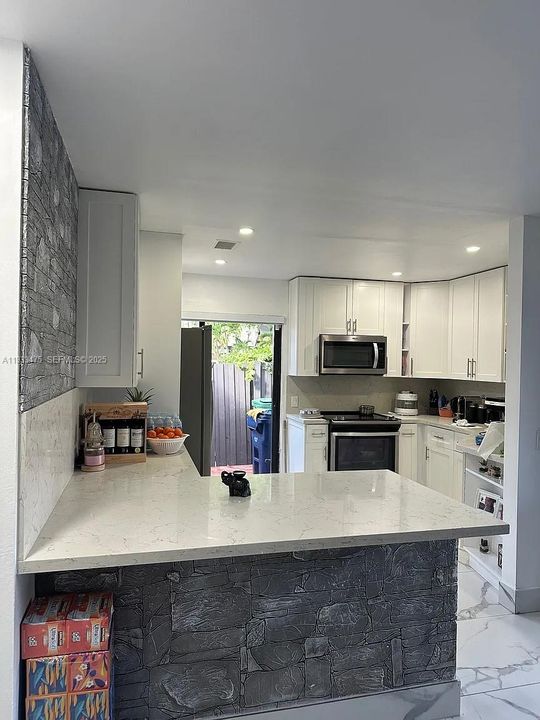 For Rent: $2,700 (2 beds, 2 baths, 885 Square Feet)