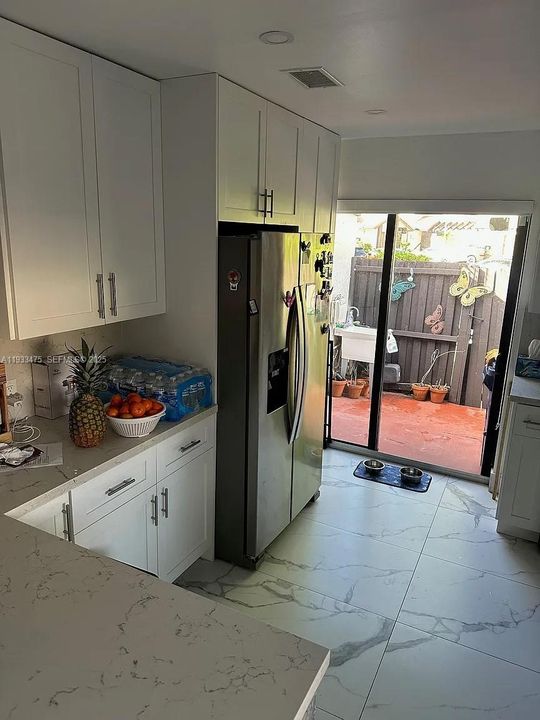 For Rent: $2,700 (2 beds, 2 baths, 885 Square Feet)