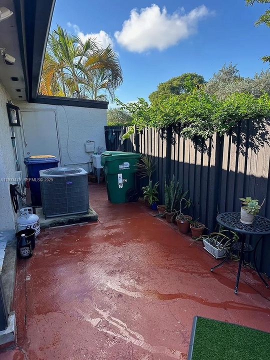 For Rent: $2,700 (2 beds, 2 baths, 885 Square Feet)