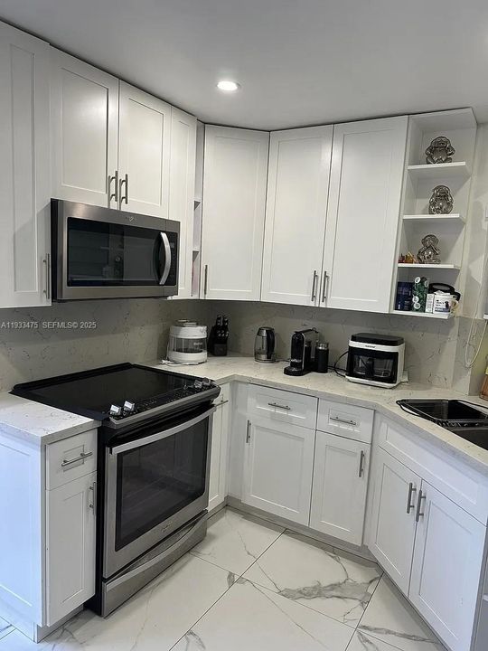 For Rent: $2,700 (2 beds, 2 baths, 885 Square Feet)