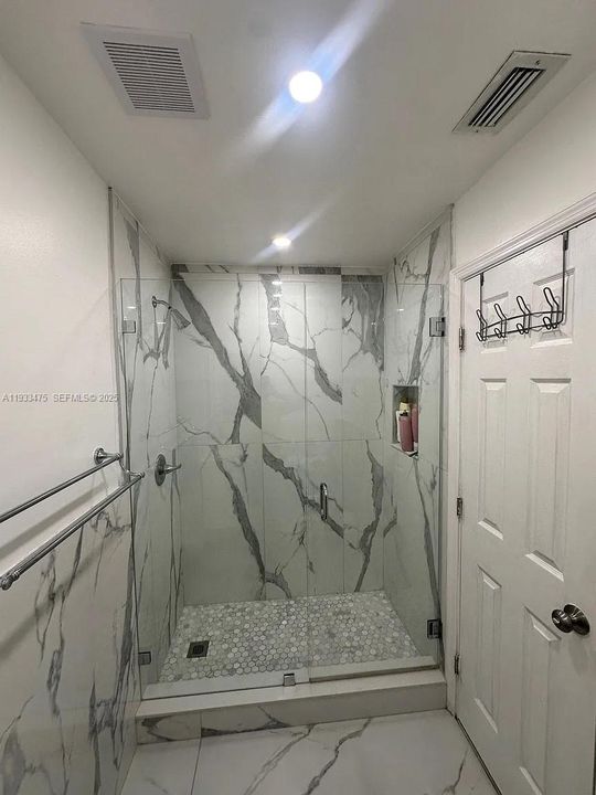 For Rent: $2,700 (2 beds, 2 baths, 885 Square Feet)