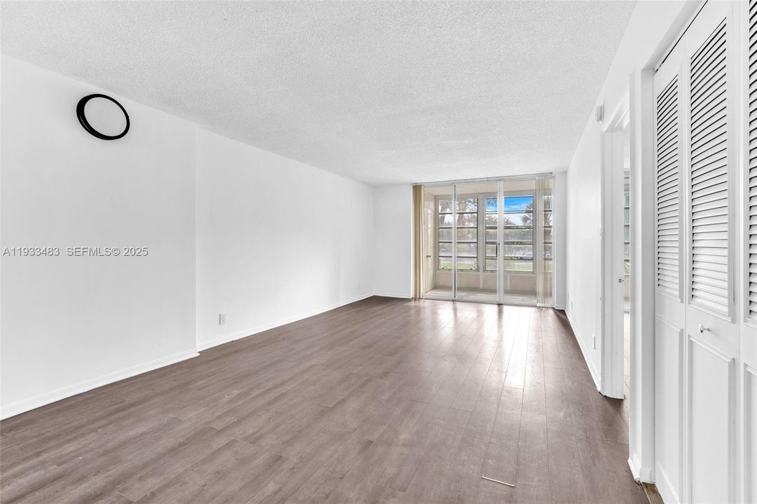 For Sale: $194,000 (2 beds, 2 baths, 1002 Square Feet)