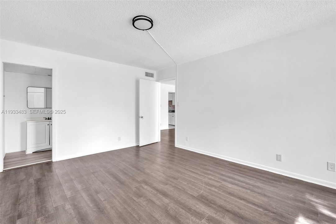 For Sale: $194,000 (2 beds, 2 baths, 1002 Square Feet)