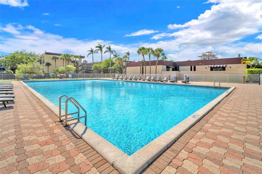 For Sale: $194,000 (2 beds, 2 baths, 1002 Square Feet)